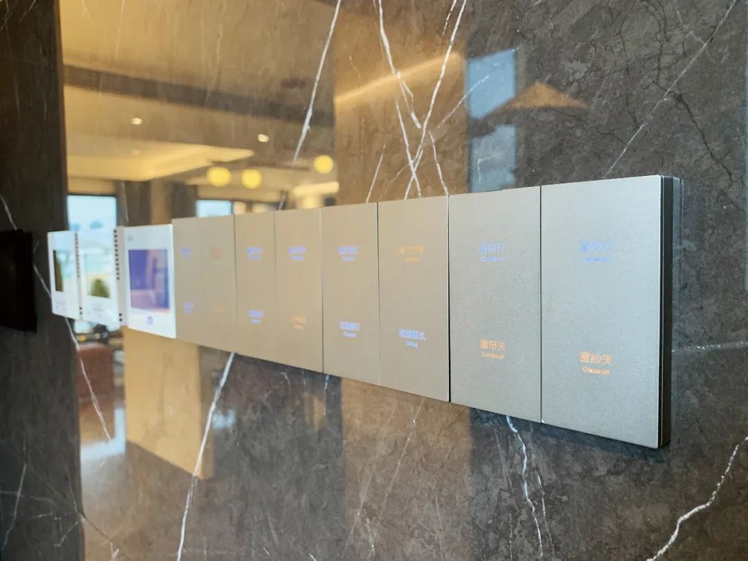 玄關(guān)入戶處設(shè)置智能面板